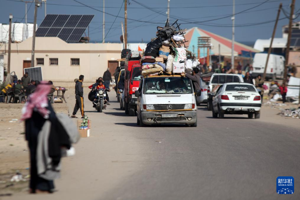 1月22日，在加沙地帶南部城市汗尤尼斯，人們逃離家園。新華社發(fā)（里澤克·阿卜杜勒賈瓦德攝）