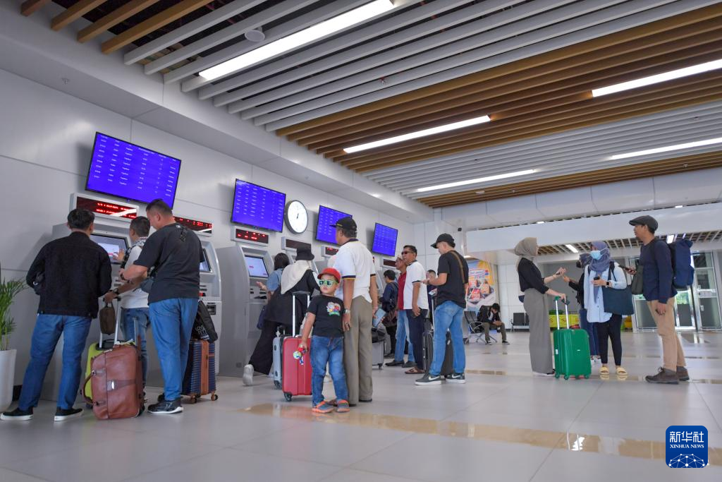 1月24日，在印度尼西亞雅加達(dá)哈利姆站，乘客使用自助取票機(jī)。新華社記者 徐欽 攝