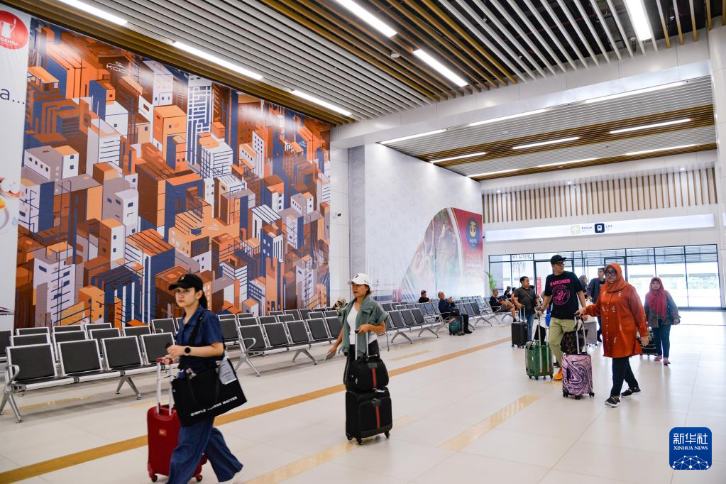 1月24日，在印度尼西亞雅加達(dá)哈利姆站，乘客在候車大廳內(nèi)行走。新華社記者 徐欽 攝