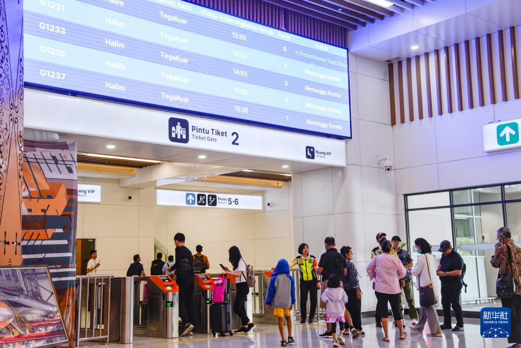 1月24日，在印度尼西亞雅加達(dá)哈利姆站候車大廳，乘客刷票前往站臺(tái)。新華社記者 徐欽 攝