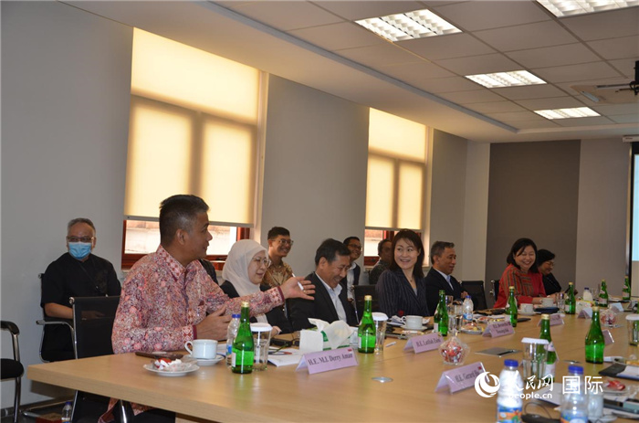 參訪嘉賓與五菱印尼公司負責(zé)人交流。人民網(wǎng)記者 李培松攝