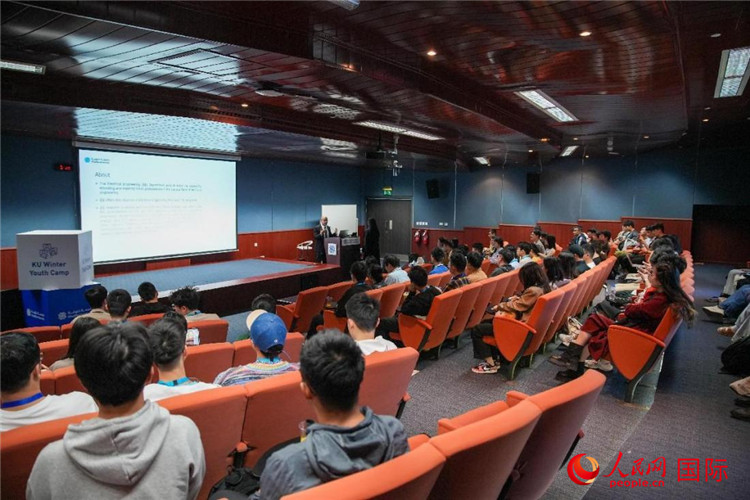 圖為23日，中國(guó)學(xué)生在聽取講座。人民網(wǎng)塔里克·易卜拉欣攝