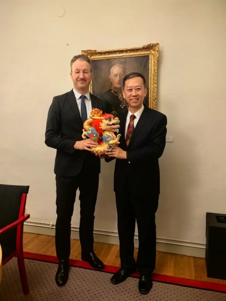 中國(guó)駐瑞典大使崔愛民（右）會(huì)見瑞典外交部外貿(mào)總司長(zhǎng)嚴(yán)波（左）。中國(guó)駐瑞典大使館供圖