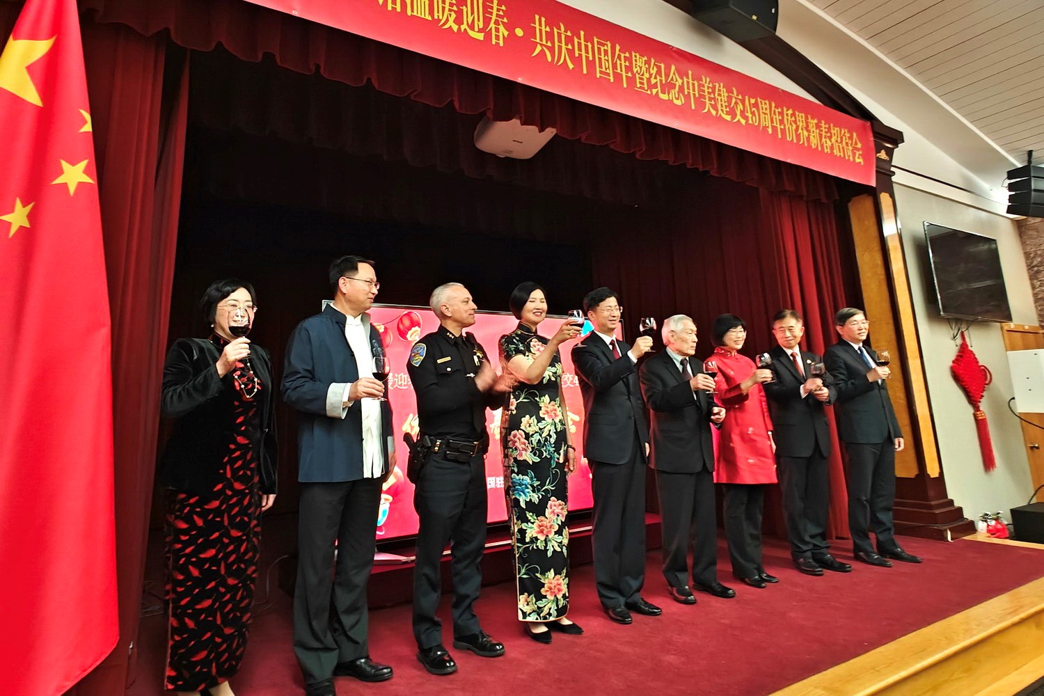 僑胞代表與駐舊金山總領(lǐng)館官員合影。主辦方供圖