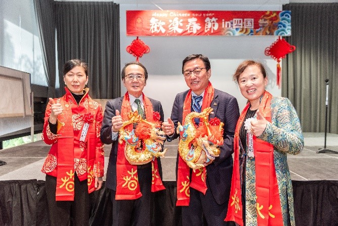 向池田知事、大西市長(zhǎng)贈(zèng)送“歡樂(lè)春節(jié)“吉祥龍。從左到右為魏有美副總領(lǐng)事、池田豊人知事、大西秀人市長(zhǎng)、馬曉琛主任。中國(guó)駐大阪旅游辦事處供圖