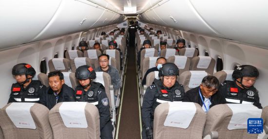 1月30日，白所成、白應(yīng)蒼、魏懷仁、劉正祥、劉正茂、徐老發(fā)等10名緬北重大犯罪嫌疑人在被押解回國的飛機上。新華社記者 殷剛 攝