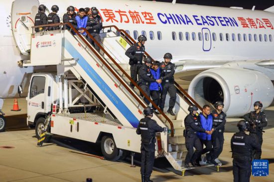 1月30日，在云南昆明長水機場，白所成、白應(yīng)蒼、魏懷仁、劉正祥、劉正茂、徐老發(fā)等10名緬北重大犯罪嫌疑人被我公安機關(guān)成功押解回國。新華社記者 殷剛 攝