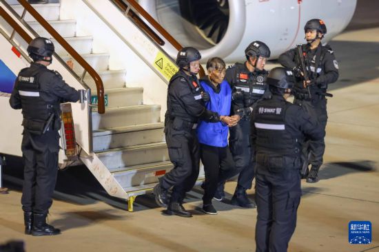 1月30日，在云南昆明長水機場，緬北重大犯罪嫌疑人白所成被我公安機關(guān)成功押解回國。新華社記者 殷剛 攝