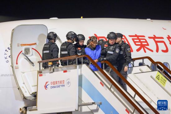 1月30日，在云南昆明長水機場，緬北重大犯罪嫌疑人白所成被我公安機關(guān)成功押解回國。新華社記者 殷剛 攝