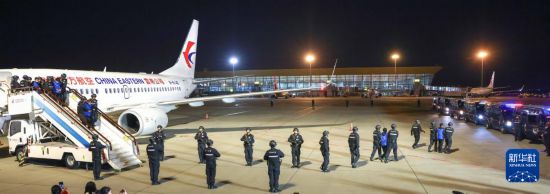 1月30日，在云南昆明長水機場，白所成、白應(yīng)蒼、魏懷仁、劉正祥、劉正茂、徐老發(fā)等10名緬北重大犯罪嫌疑人被我公安機關(guān)成功押解回國。新華社記者 殷剛 攝