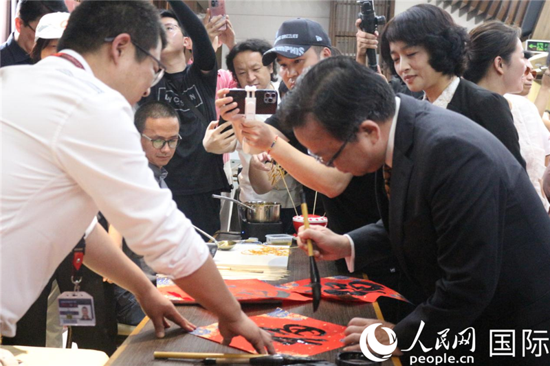 中國(guó)駐菲律賓大使黃溪連出席活動(dòng)并與留菲學(xué)子共迎新春。人民網(wǎng)記者樊帆 攝