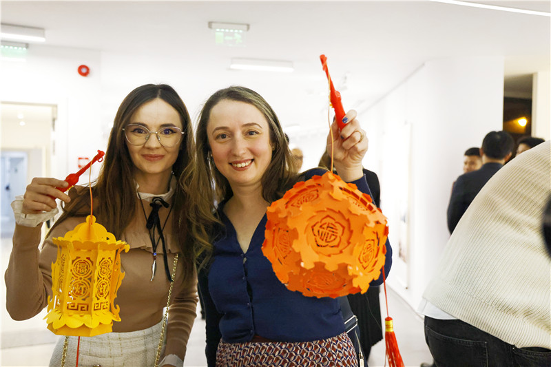 羅馬尼亞觀眾對泉州花燈愛不釋手。 布加勒斯特中國文化中心供圖