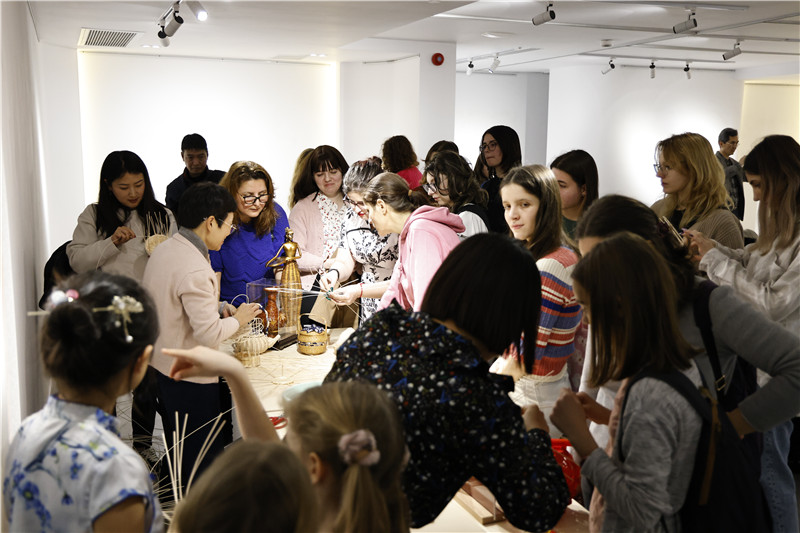 羅馬尼亞觀眾體驗(yàn)安溪竹藤編技藝。 布加勒斯特中國文化中心供圖