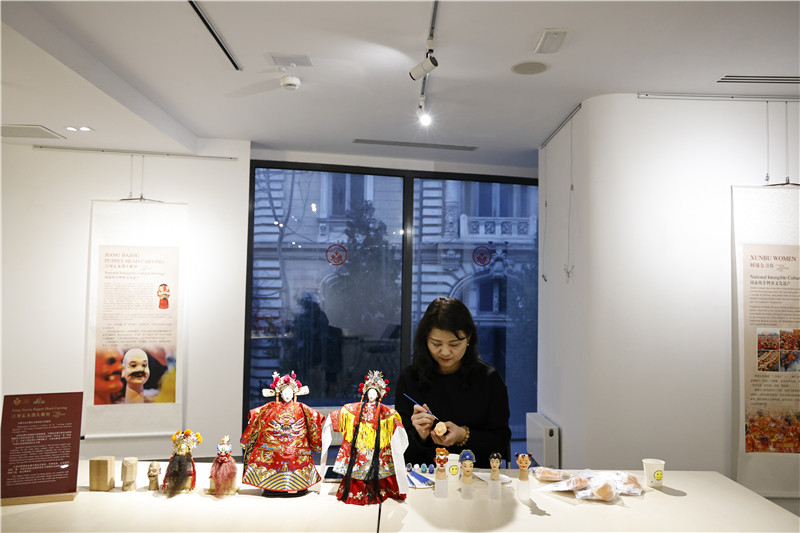 中國泉州的非遺大師制作江加走木偶頭雕刻。 布加勒斯特中國文化中心供圖_副本