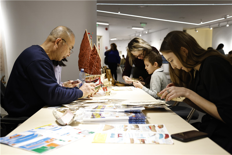 中國泉州非遺大師現(xiàn)場指導(dǎo)制作水密隔艙福船制造技藝。 布加勒斯特中國文化中心供圖