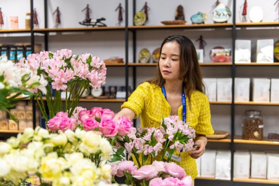 2023年7月1日，在位于湖南省長沙市的湖南高橋大市場，中非經(jīng)貿(mào)博覽會常設展館展區(qū)肯尼亞館工作人員在整理產(chǎn)自非洲的鮮花。新華社記者 陳思汗 攝