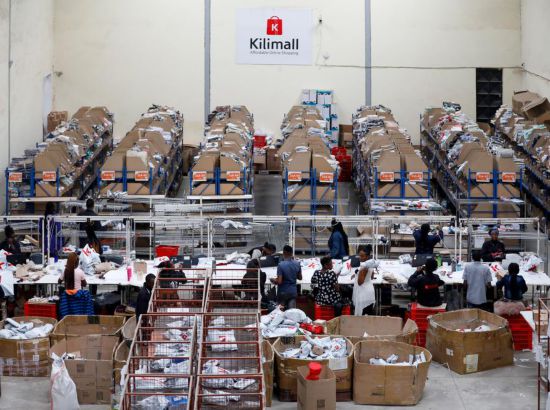 2023年11月11日，在肯尼亞姆洛隆戈，Kilimall員工在倉庫內(nèi)工作。新華社記者 李亞輝 攝