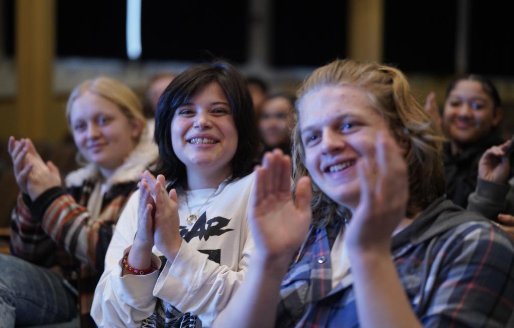 1月30日，在美國(guó)華盛頓州塔科馬市林肯中學(xué)，將于3月啟程赴華交流的林肯中學(xué)12年級(jí)學(xué)生蒙特塞拉特·羅梅羅-羅查（中）參加美國(guó)中學(xué)生赴華交流歡送儀式。新華社記者 吳曉凌 攝