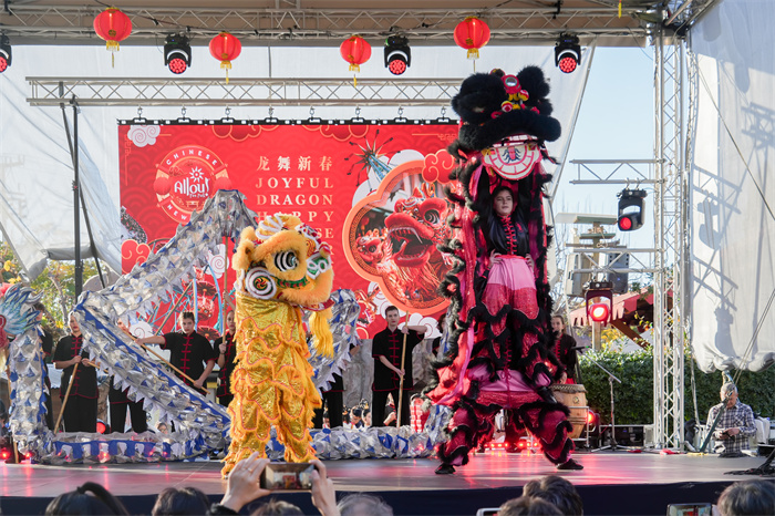 中國(guó)駐希臘大使館大使肖軍正與希方嘉賓為舞龍點(diǎn)睛。     希臘小朋友進(jìn)行舞龍舞獅表演?！吨邢r(shí)報(bào)》供圖