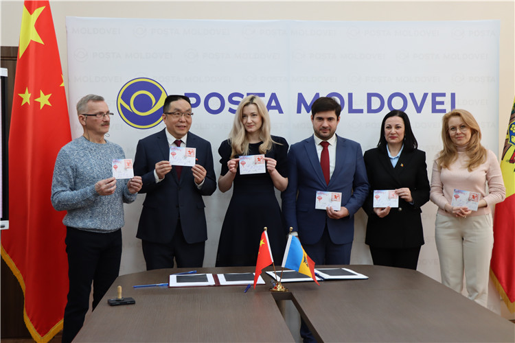 摩爾多瓦首發(fā)龍年生肖郵票。中國駐摩爾多瓦大使館供圖