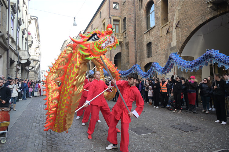 當(dāng)?shù)匚湫g(shù)學(xué)院進(jìn)行舞龍表演。張錫琪攝