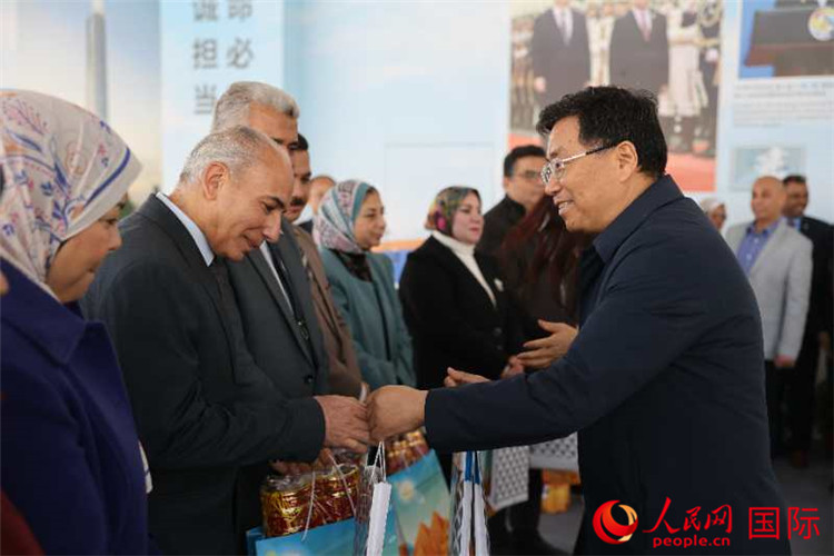 中建埃及分公司董事長常偉才為埃及師生發(fā)放新年禮包。人民網(wǎng)記者 黃培昭攝