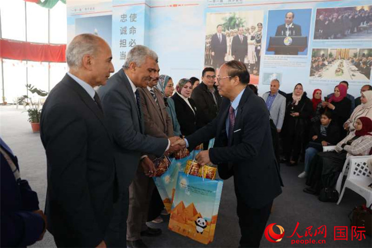 中國駐埃及使館教科處盧春生公參為埃及師生發(fā)放新年禮包。人民網(wǎng)記者 黃培昭攝