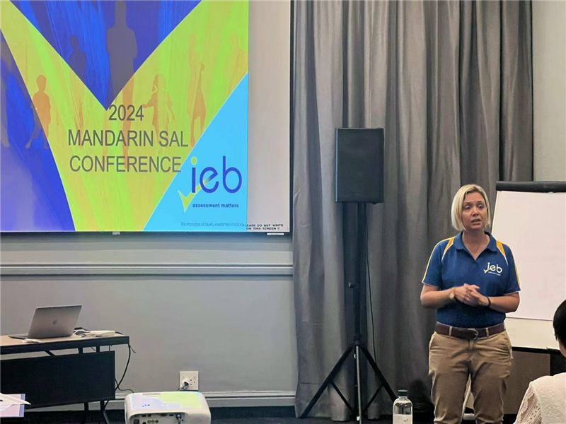 羅賓·莫瓦特女士對(duì)2023年“南非漢語(yǔ)高考”情況進(jìn)行數(shù)據(jù)分析總結(jié)。（圖片來源：南非中國(guó)文化和國(guó)際教育交流中心孔子課堂）