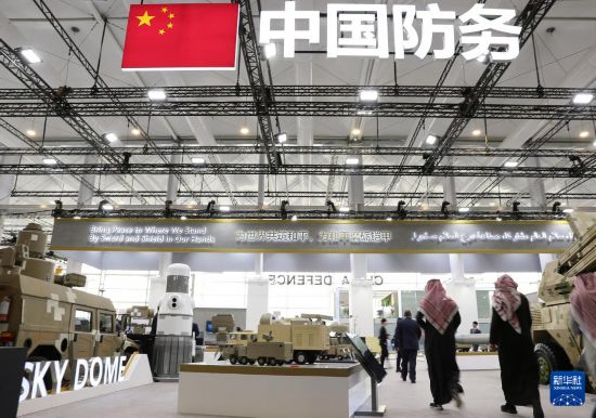 2月5日，在沙特阿拉伯利雅得，人們?cè)谥袊?guó)展區(qū)參觀。新華社記者 王東震 攝