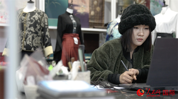 1月23日，在山東省菏澤市曹縣有愛云倉直播基地，張子晨正在設(shè)計(jì)漢服。 人民網(wǎng)記者 袁蒙攝