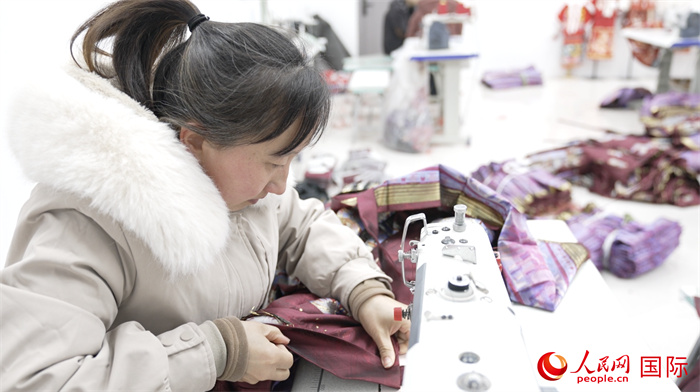 1月24日，在山東省菏澤市曹縣大集鎮(zhèn)云牧服飾有限公司，高燕正在縫制馬面裙。 人民網(wǎng)記者 袁蒙攝