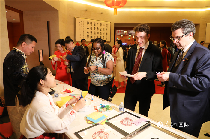 圖為美國民眾體驗中國春節(jié)民俗。人民網(wǎng)記者 李志偉攝