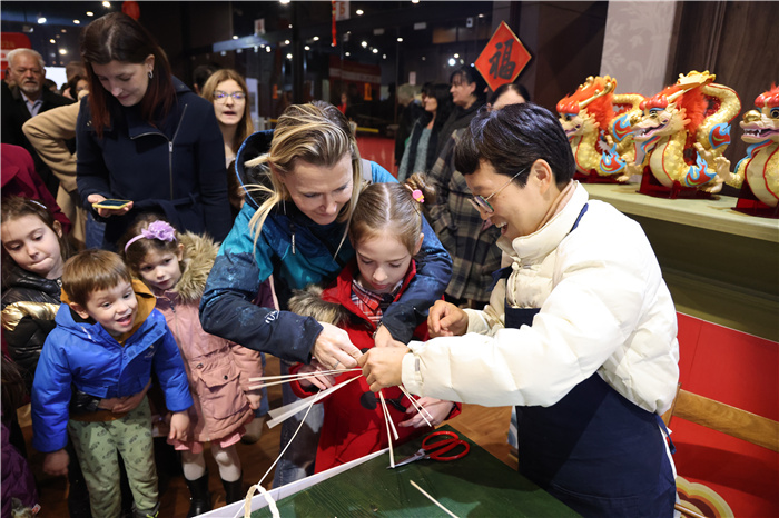 2024年“歡樂春節(jié)”《閩南風(fēng)情》文藝演出和泉州非物質(zhì)文化遺產(chǎn)展演2月6日在塞爾維亞斯梅代雷沃文化中心舉行。圖為當(dāng)?shù)孛癖婓w驗(yàn)中國非遺手工藝。 貝爾格萊德中國文化中心供圖