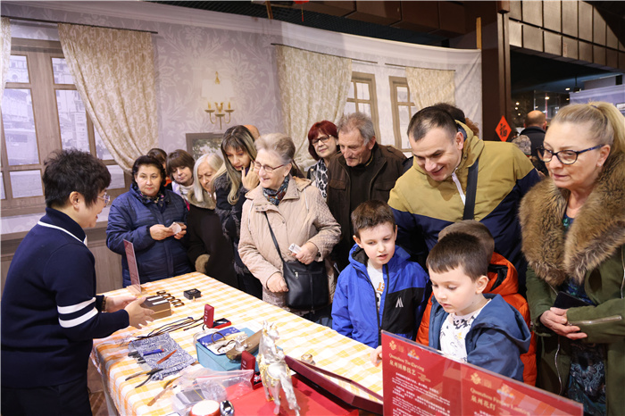 2024年“歡樂春節(jié)”《閩南風(fēng)情》文藝演出和泉州非物質(zhì)文化遺產(chǎn)展演2月6日在塞爾維亞斯梅代雷沃文化中心舉行。圖為當(dāng)?shù)孛癖婓w驗(yàn)中國非遺手工藝。 貝爾格萊德中國文化中心供圖