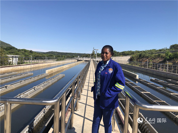 總經(jīng)理琳達(dá)在向記者介紹情況。人民網(wǎng)記者 黃培昭攝.