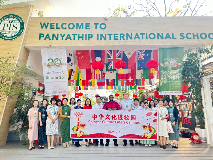 駐老撾使館政治處主任杜長青與白云碧國際學校校方、參會志愿者教師合影?；顒又鬓k方供圖