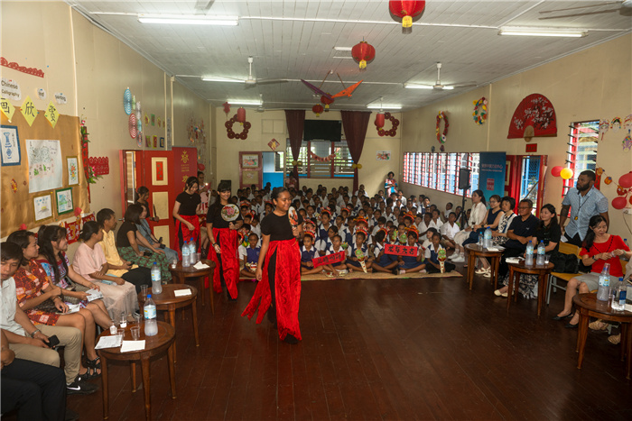 中華學(xué)校學(xué)生表演扇子舞。