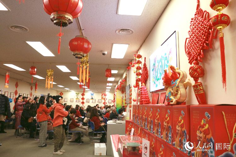 現(xiàn)場洋溢著濃郁的新春氛圍。人民網(wǎng) 許可攝
