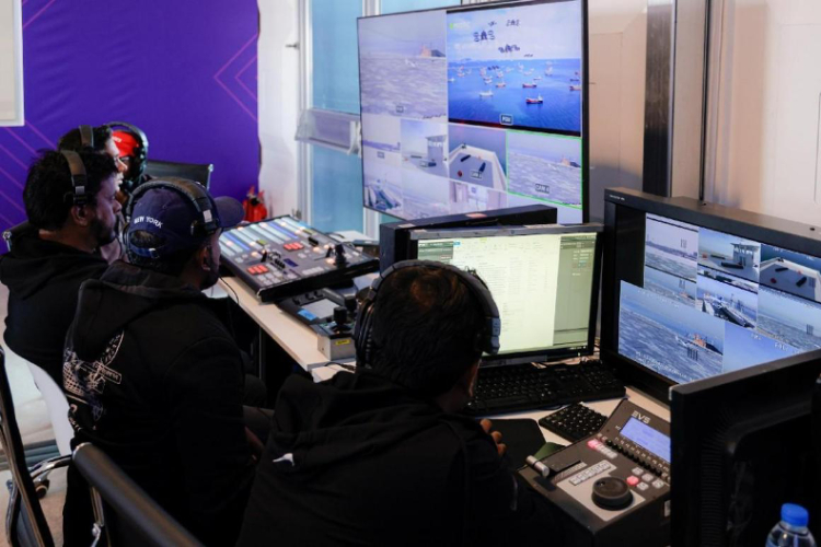 工作人員在監(jiān)控比賽。主辦方供圖