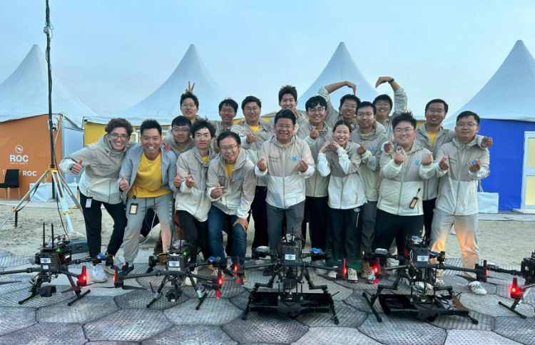 飛鷹隊(duì)部分隊(duì)員在賽后合影。北京理工大學(xué)供圖