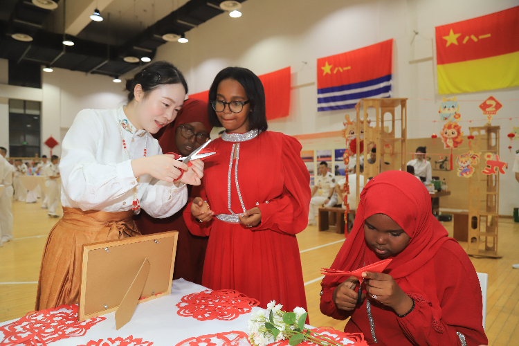 中國(guó)剪紙藝術(shù)吸引當(dāng)?shù)厝耸繀⑴c體驗(yàn)。陳錦俊攝