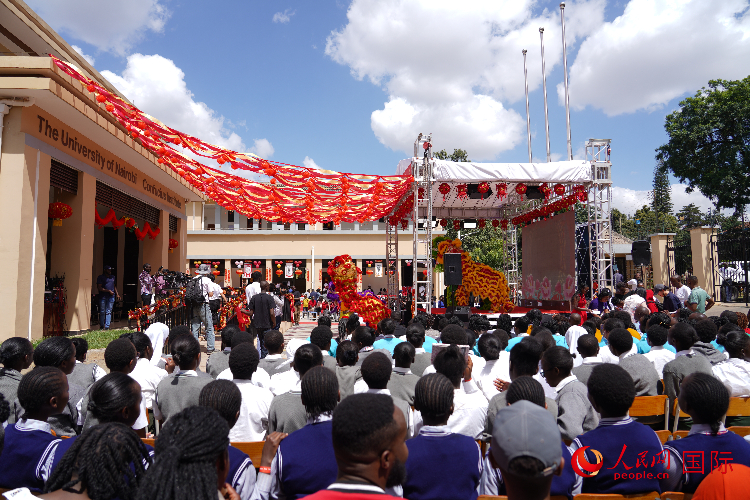 師生在觀看舞獅表演。人民網(wǎng)記者 黃煒鑫攝