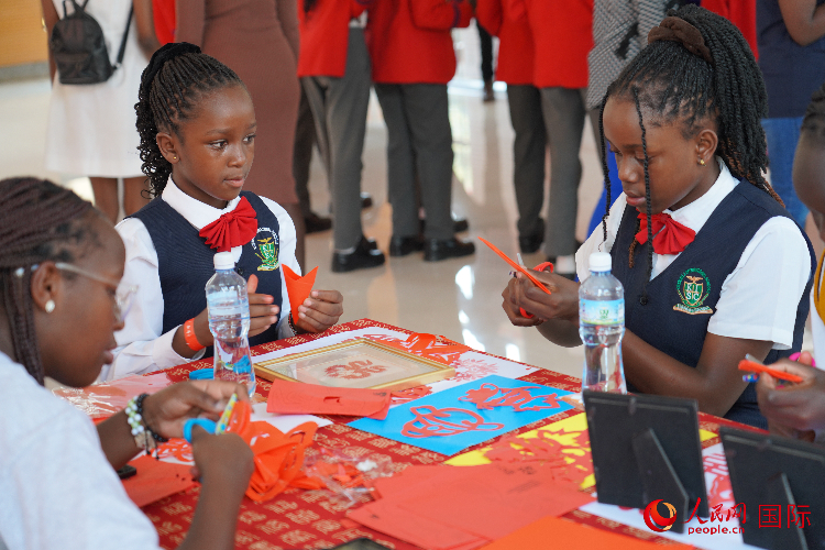 學生在體驗剪窗花。人民網(wǎng)記者 黃煒鑫攝