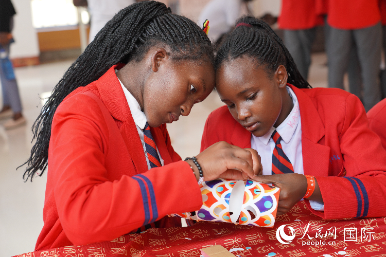 學生在手工制作紙龍。人民網(wǎng)記者 黃煒鑫攝