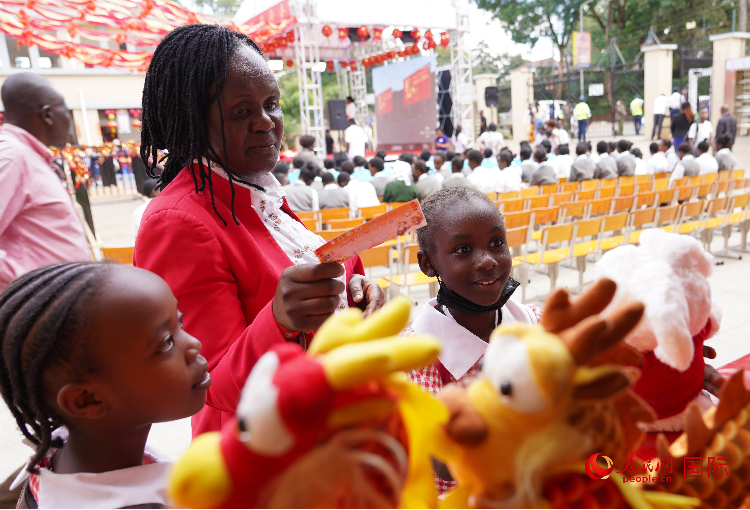 師生在逛春節(jié)集市。人民網(wǎng)記者 黃煒鑫攝