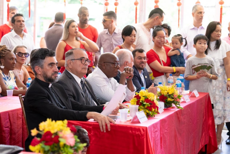 兩國民眾共同觀欣賞文藝表演。里約天主教大學孔子學院供圖