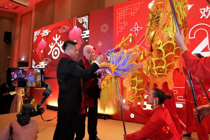 張漢暉（左）、施威特科（右）共同為彩龍點(diǎn)睛。于子恒攝