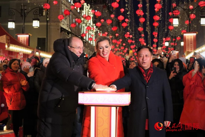 張漢暉、扎哈羅娃、科茲洛夫（從右至左）共同按下活動(dòng)啟動(dòng)按鈕。于子恒攝