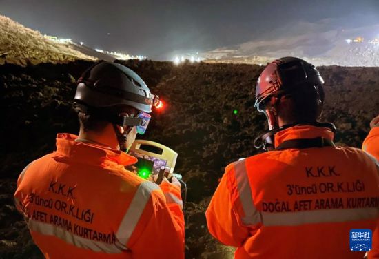 2月13日，救援人員在土耳其東部埃爾津詹省伊利奇區(qū)礦難現(xiàn)場工作。新華社發(fā)（穆斯塔法·卡亞攝）