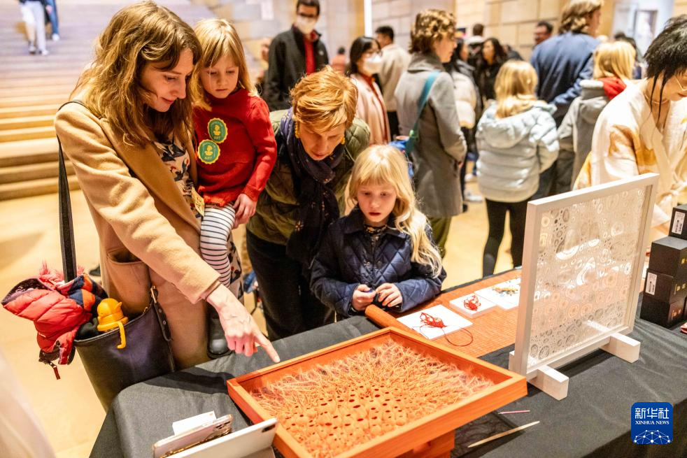 2月11日，參觀者在美國(guó)費(fèi)城藝術(shù)博物館舉行的龍年迎新春活動(dòng)上觀看刺繡作品。新華社發(fā)（周煥新攝）